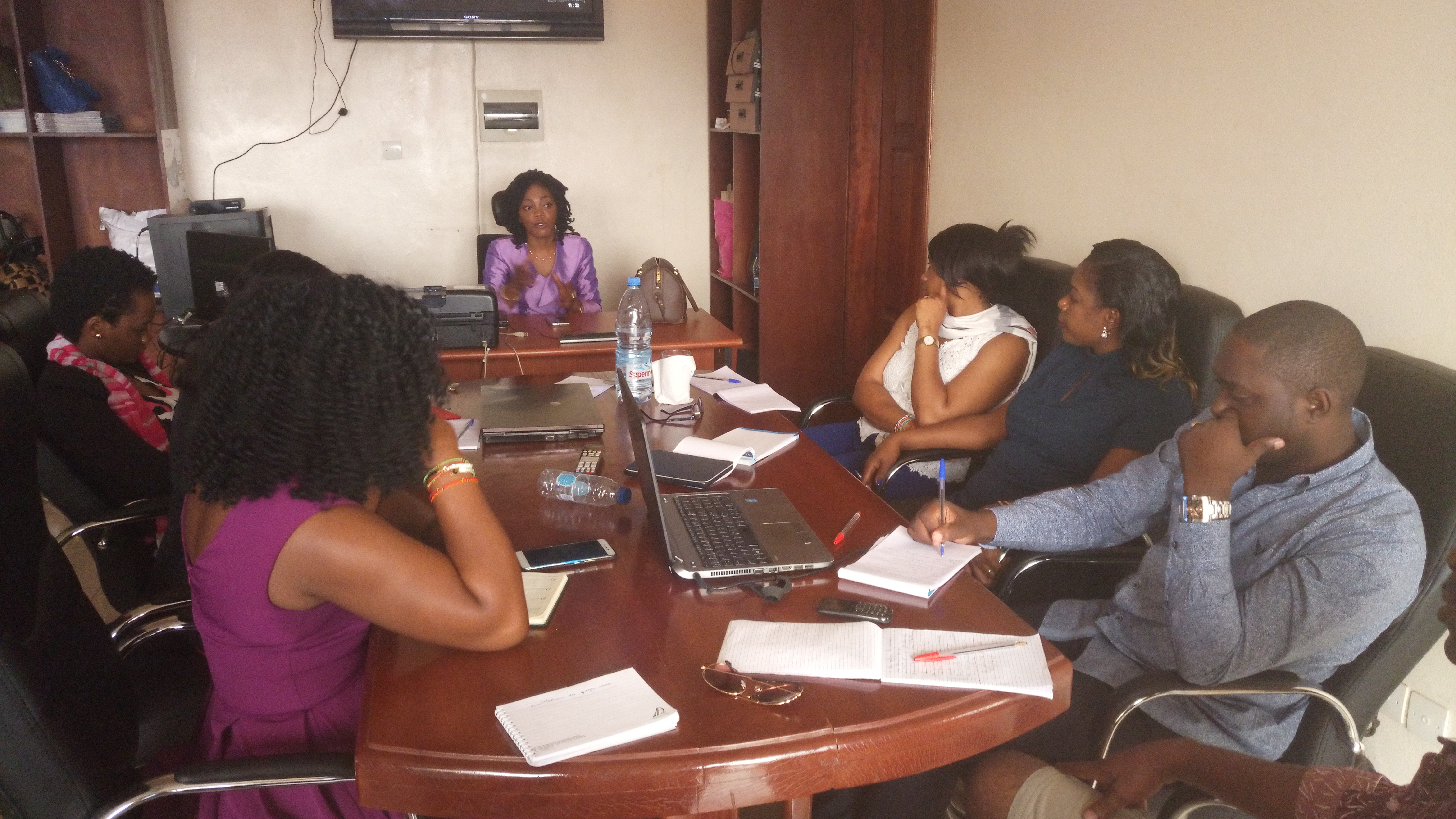 Le Dr Corine Esse, consultant, partage avec les participants l'expérience du ministère des Travaux publics.